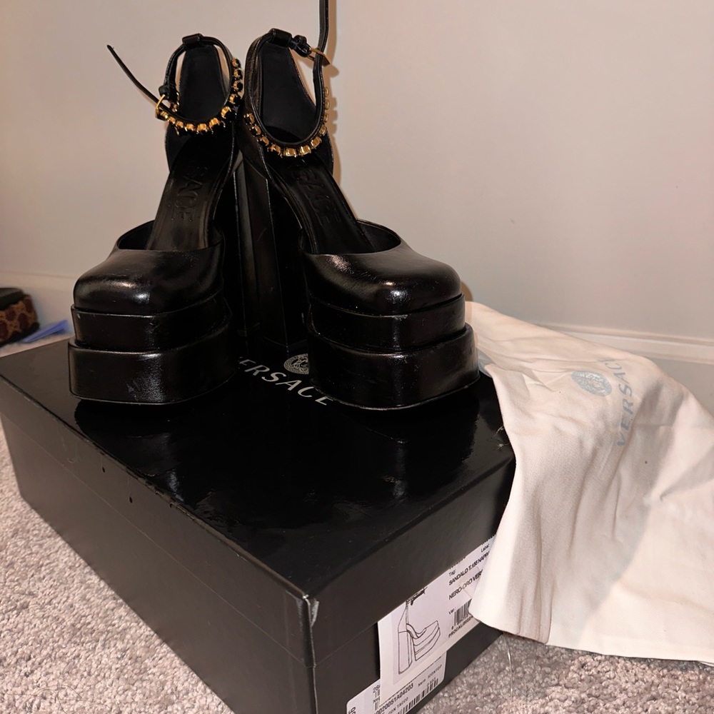 VERSACE  Medusa Aevitas platform leather pumps